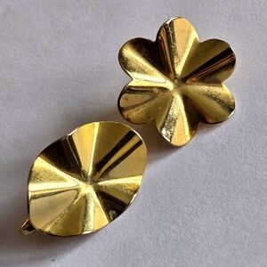 Vintage earrings ruffled design mismatched floral oval gold tone clip